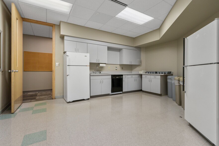 More Photos Of 1088 Springhurst Dr, Green Bay Office For Lease