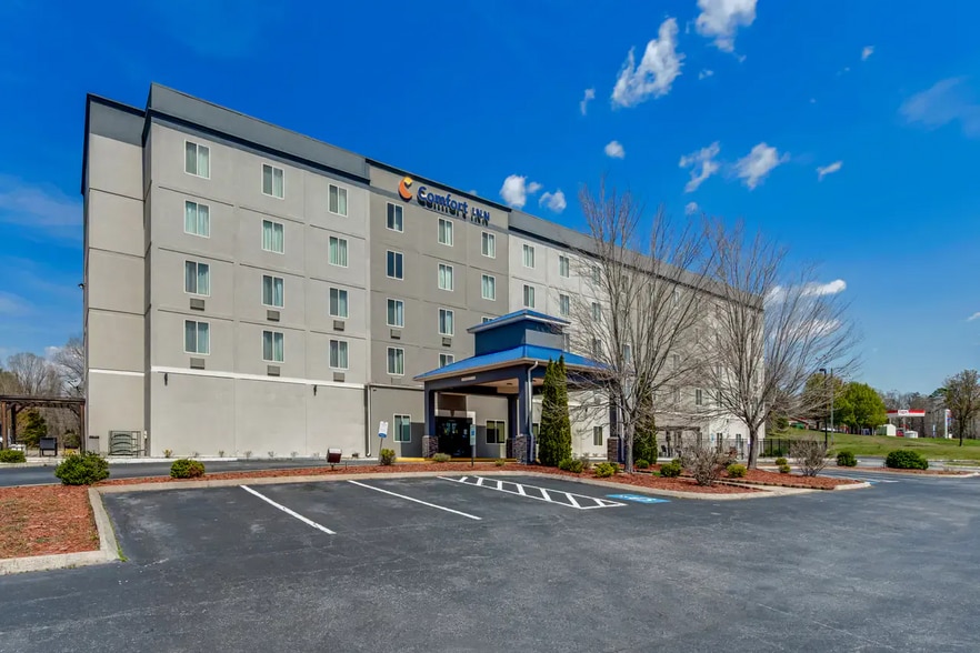 Primary Photo Of 895 Lake Rd, Thomasville Hotel For Sale