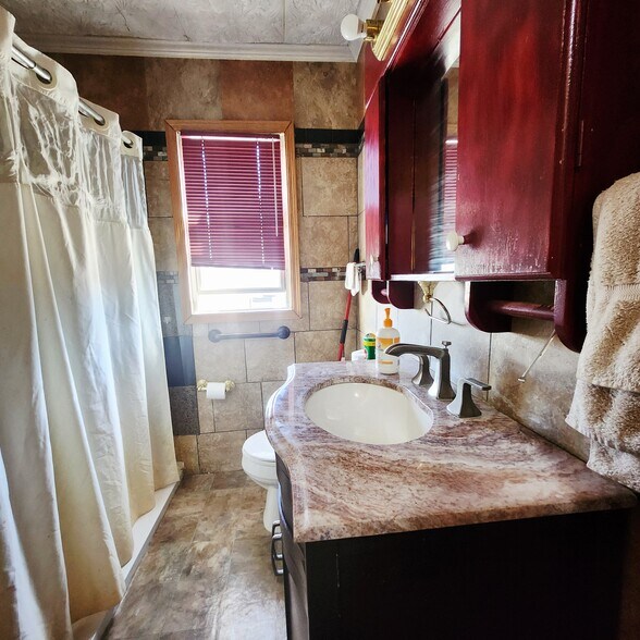 More Photos Of 1507 W Oakland Ave, Austin Hotel For Sale