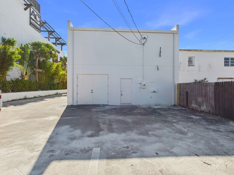 More Photos Of 1111 5th Ave S, Naples Freestanding For Sale