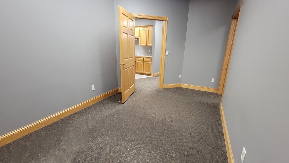 More Photos Of 1881 NW Station Parkway, Andover Office Residential For Lease