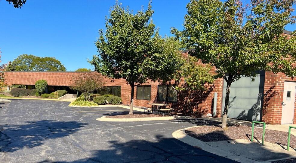 More Photos Of 1651 Wilkening Ct, Schaumburg Flex For Sale