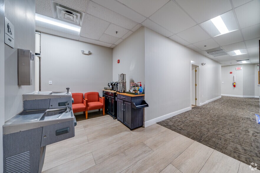 More Photos Of 5975 Sunset Dr, Miami Medical For Lease