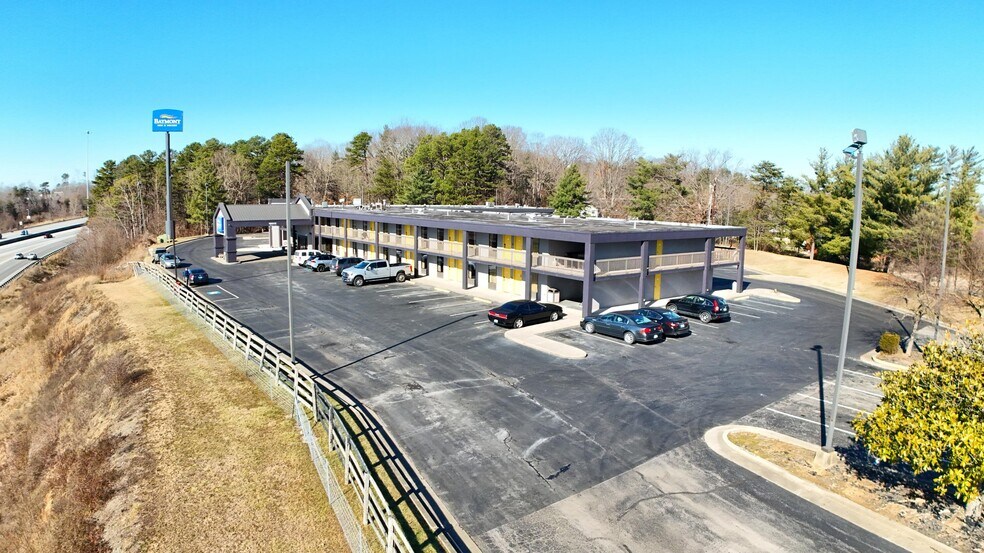 More Photos Of 2075 Highway 192 W, London Hotel For Sale