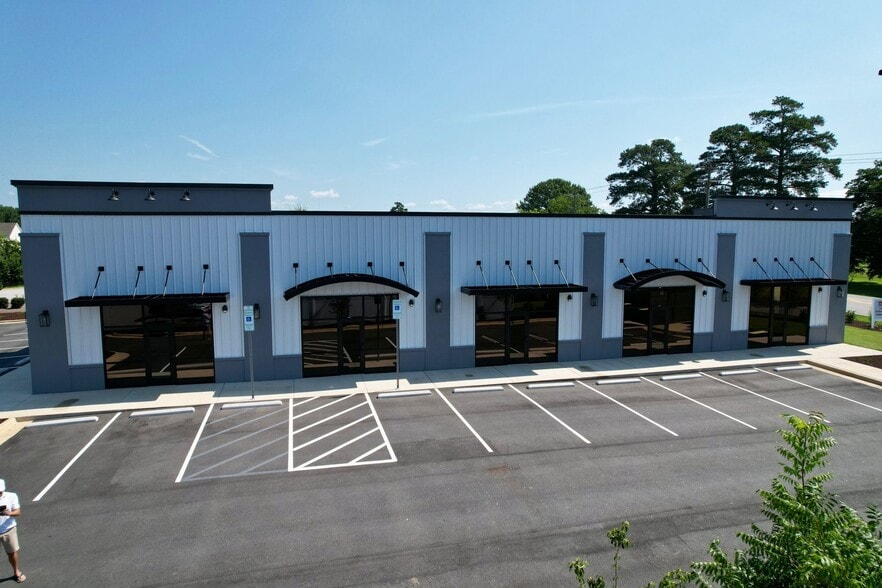 More Photos Of 982 Adams Point Dr, Garner Flex For Lease