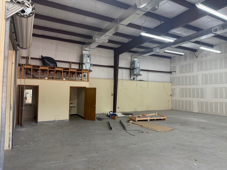 More Photos Of 1091 Progress Ct, Palm Harbor Warehouse For Lease