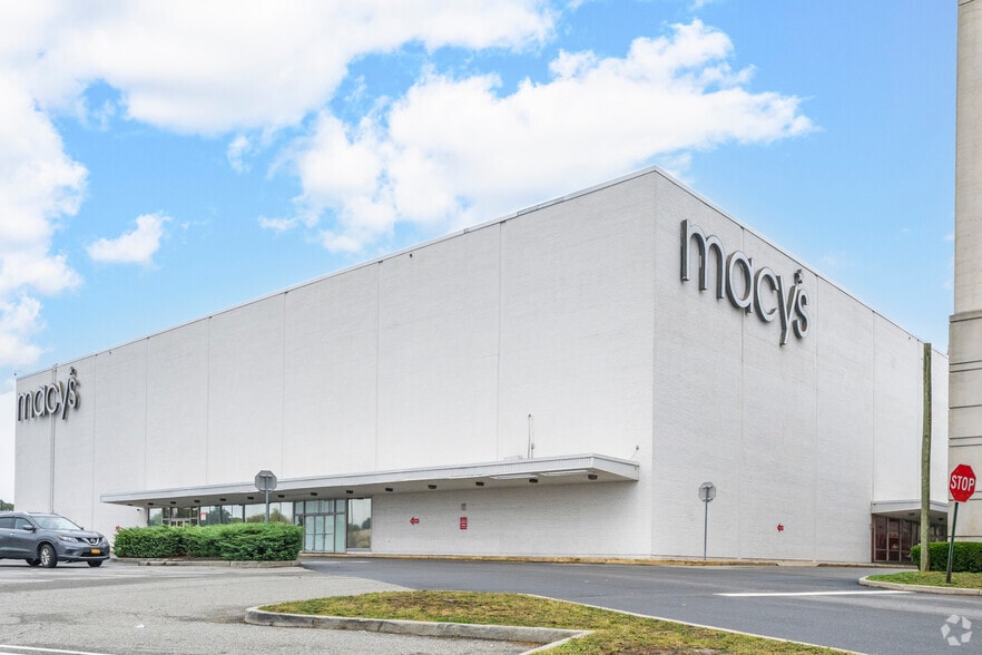 More Photos Of 1098-2034 Green Acres Mall, Valley Stream Storefront For Lease