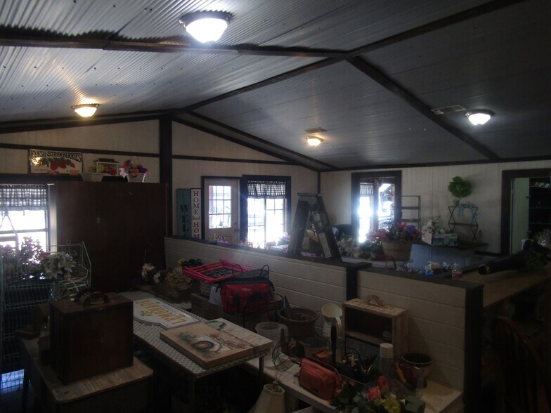 More Photos Of 9 NW Martin Luther King Ave, Idabel General Retail For Sale
