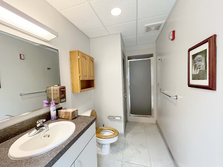 More Photos Of 400 Emery Dr, Birmingham Office For Sale