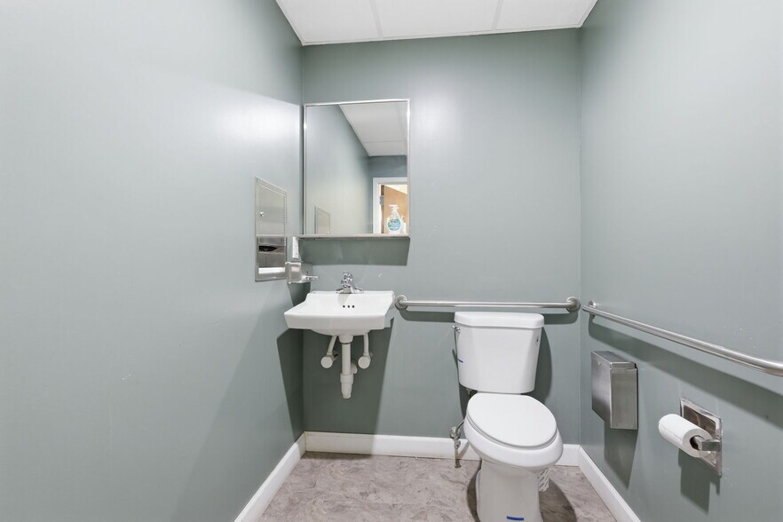 More Photos Of 1568 Woodbourne Rd, Levittown Office For Lease