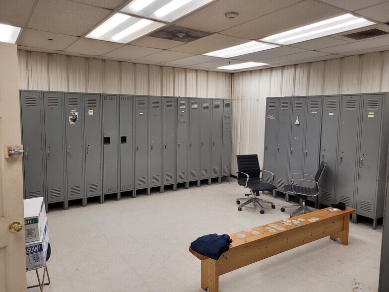 More Photos Of 19 Industrial Park Rd E, Oxford Manufacturing For Lease