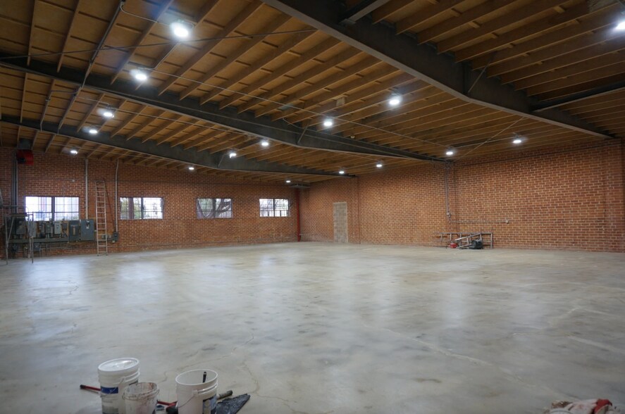 More Photos Of 1604 Venice Blvd, Los Angeles Showroom For Lease