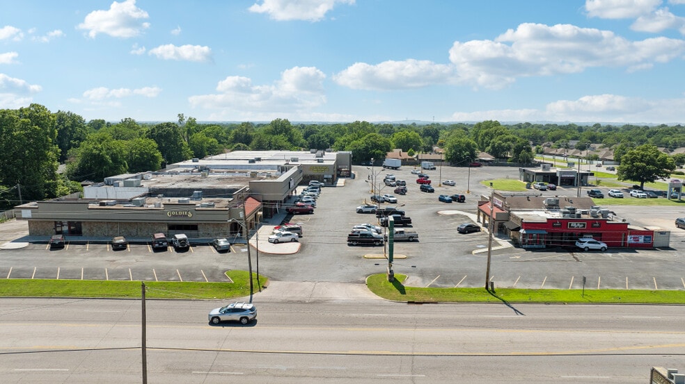 More Photos Of 701-725 W Washington St, Broken Arrow General Retail For Sale