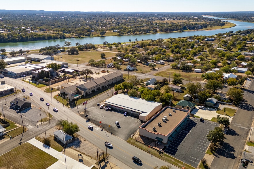 More Photos Of 705 Bessemer Ave, Llano Auto Repair For Sale