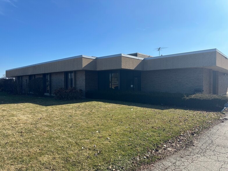 More Photos Of 333 W Hintz Rd, Wheeling Warehouse For Lease
