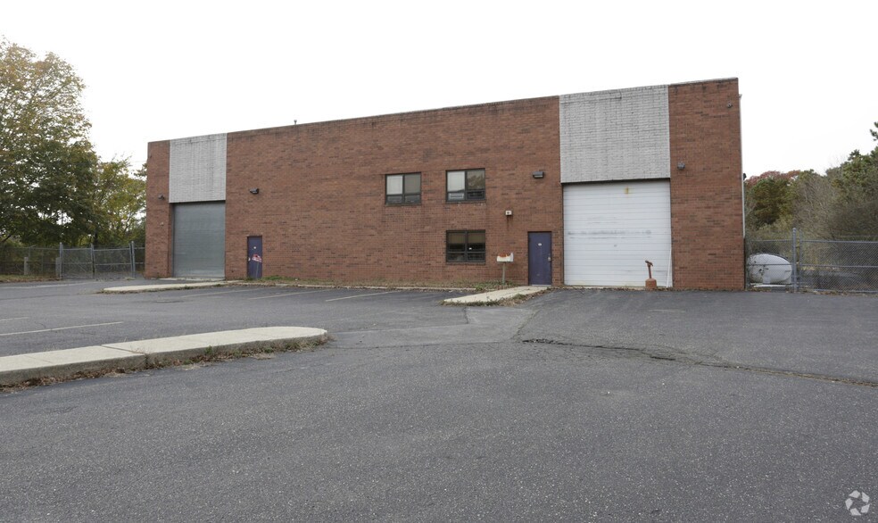 More Photos Of 124 Sills Rd, Yaphank Warehouse For Sale