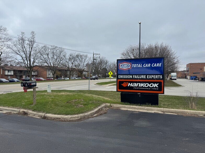 More Photos Of 7218 N Virginia Rd, Crystal Lake Light Distribution For Sale