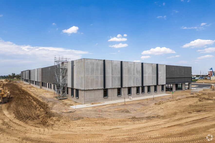 More Photos Of 2251 N Revere St, Aurora Light Manufacturing For Lease