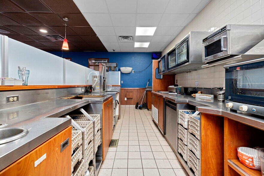 More Photos Of 250 Conicville Rd, Mount Jackson Hotel For Lease