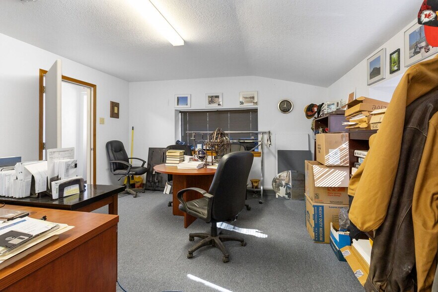More Photos Of 8424 N HWY 69, Pollok Flex For Sale