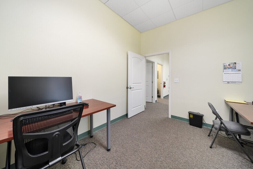 More Photos Of 106 Gateway Center Dr, Paso Robles Office For Lease