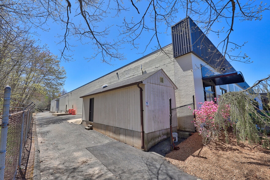 More Photos Of 562 Captain Neville Dr, Waterbury Manufacturing For Lease