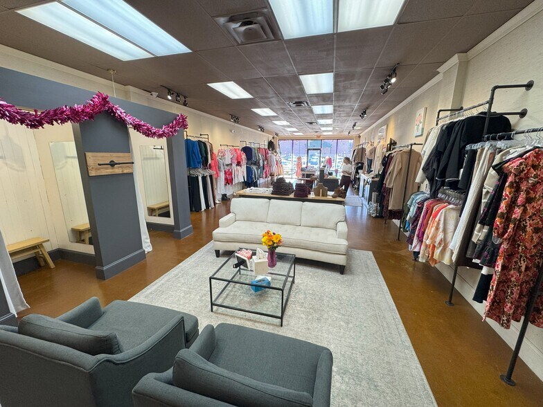 More Photos Of 6300 Poplar Ave, Memphis Storefront For Lease