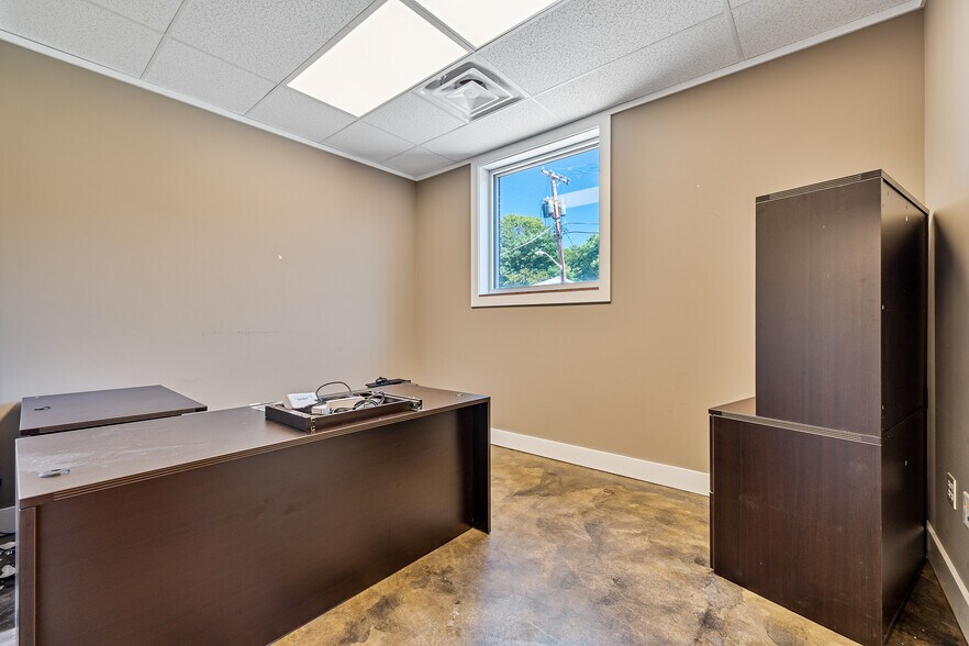 More Photos Of 1537-1545 Hansford St, Charleston Light Distribution For Lease