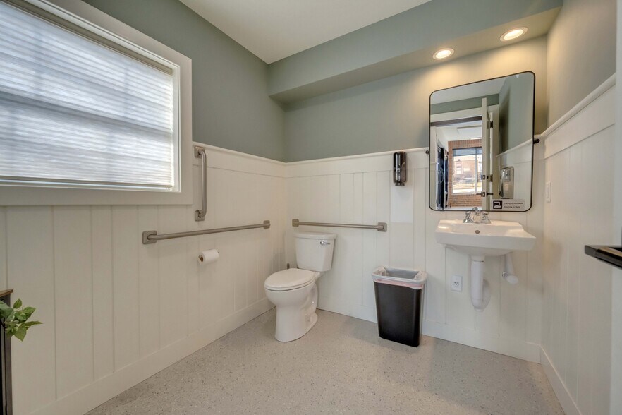 More Photos Of 67 Park Ave, Wind Gap Freestanding For Lease