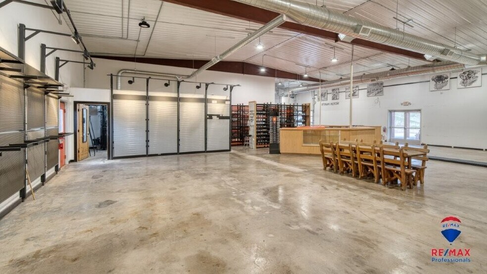 More Photos Of 2423 E Cleveland St, Sundance Flex For Sale