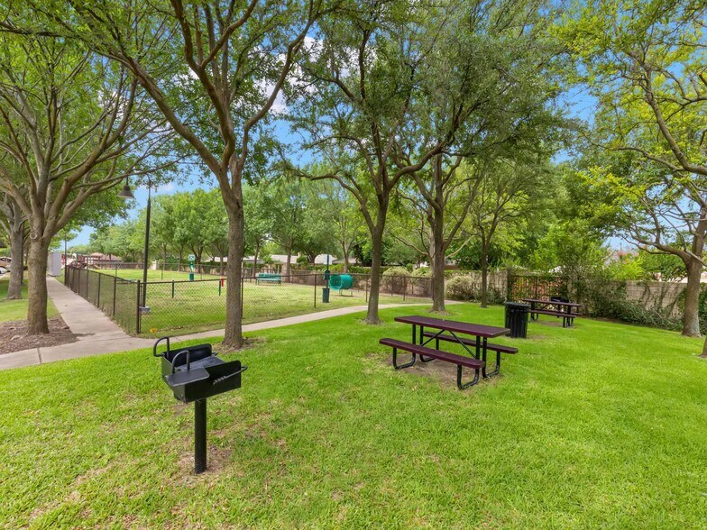 More Photos Of 2000 E Arapaho Rd, Richardson Apartments For Lease