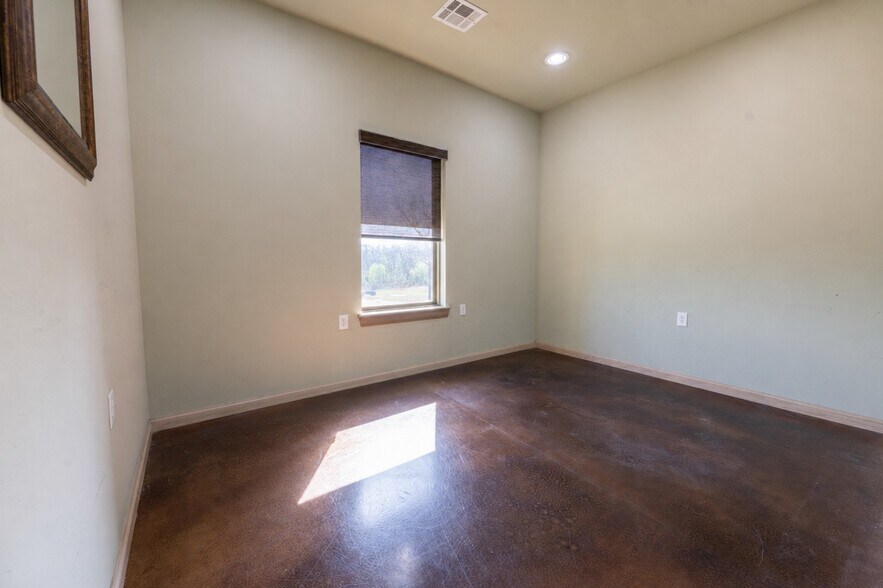 More Photos Of 1917 Commerce, Choctaw Office For Sale