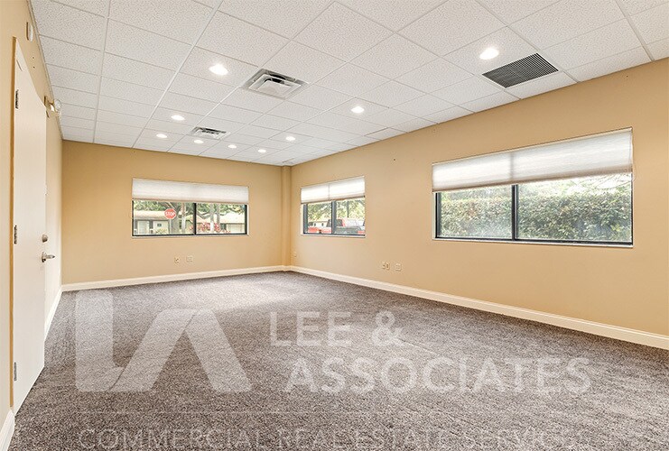 More Photos Of 88 E Broad St, Winter Garden Warehouse For Lease