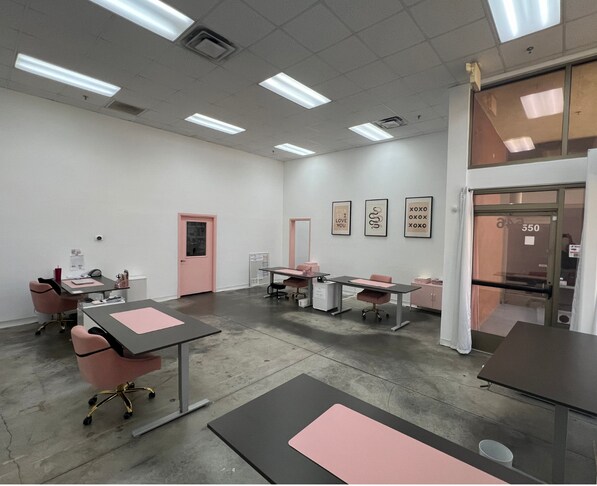 More Photos Of 530-550 S Vella Rd, Palm Springs Warehouse For Lease
