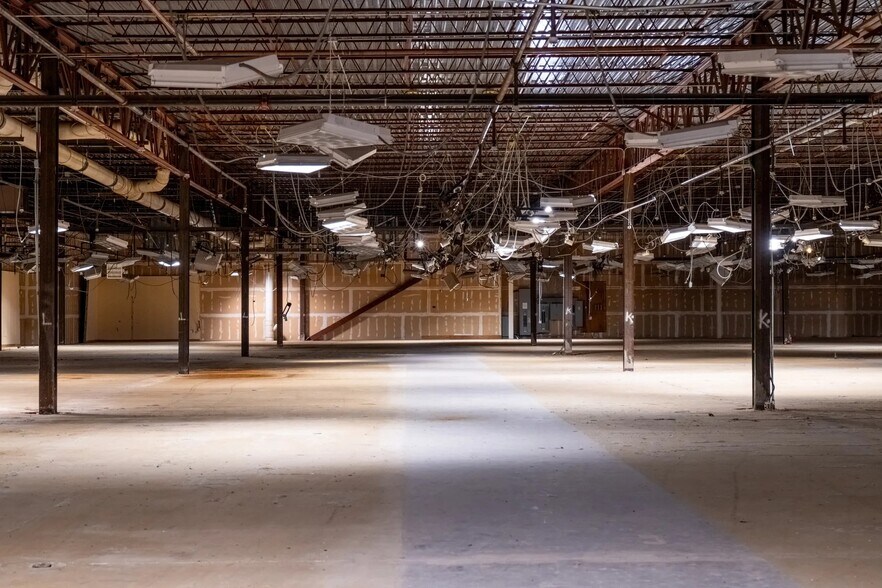 More Photos Of 2000 S Expressway 83, Harlingen Department Store For Lease