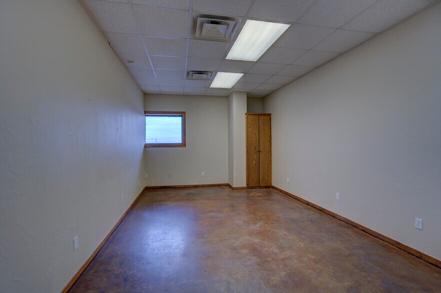 More Photos Of 2830 NW 32nd St, Newcastle Office For Sale