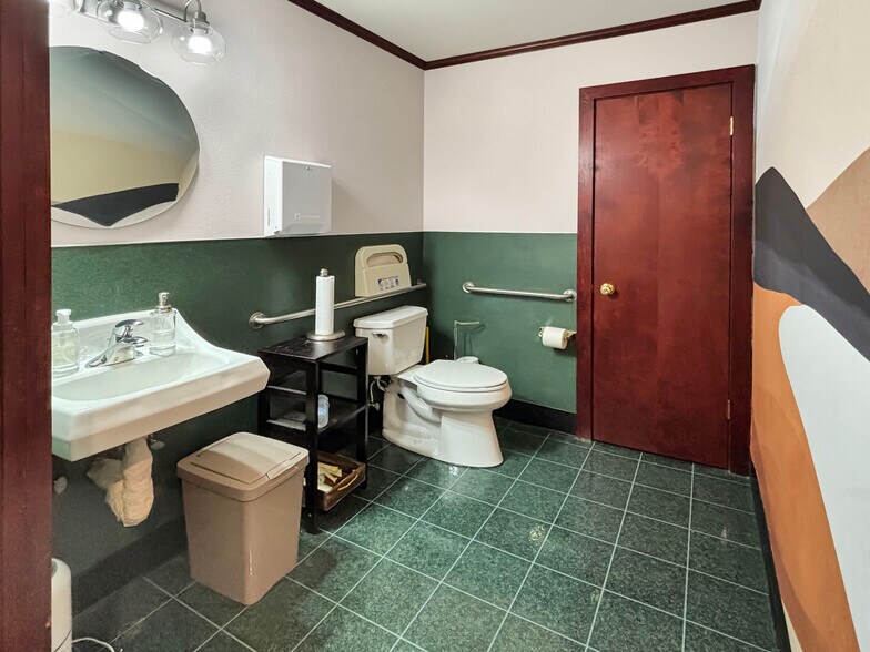 More Photos Of 740 SE Pioneer Way, Oak Harbor Office For Lease