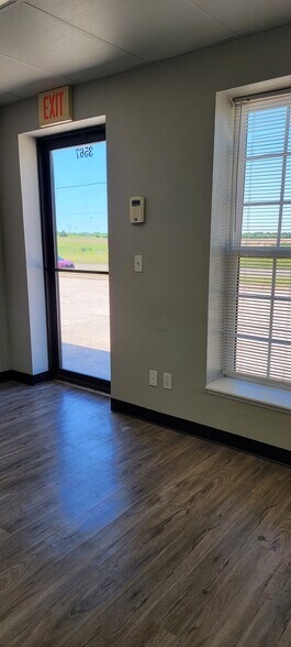 More Photos Of 3561 MacDonnell Dr, Norman Warehouse For Lease