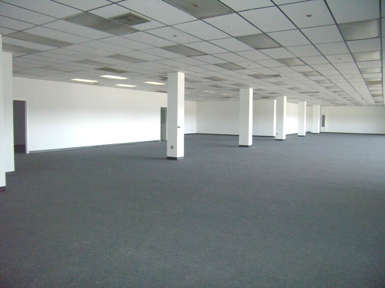 More Photos Of 368 Burman Blvd, Calverton Warehouse For Lease