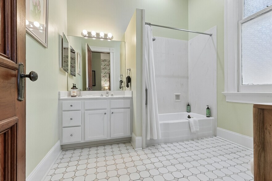 More Photos Of 2727 Saint Charles Ave, New Orleans General Retail For Sale
