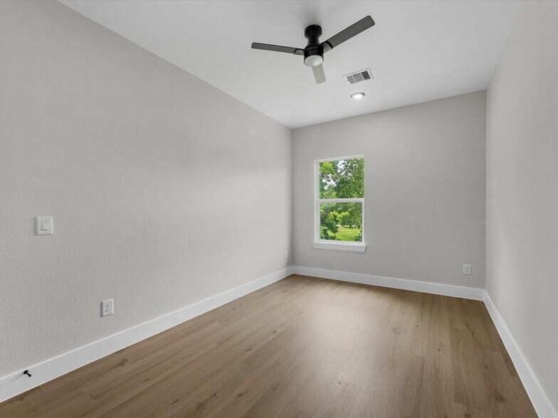 More Photos Of 1030 Reverend B J Lewis dr, Houston Apartments For Sale