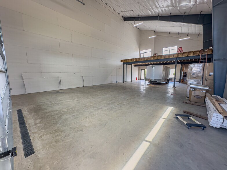 More Photos Of 107 Washington Ave, Williston Flex For Sale