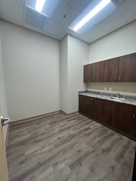 More Photos Of 41818 N Venture Dr, Phoenix Medical For Lease