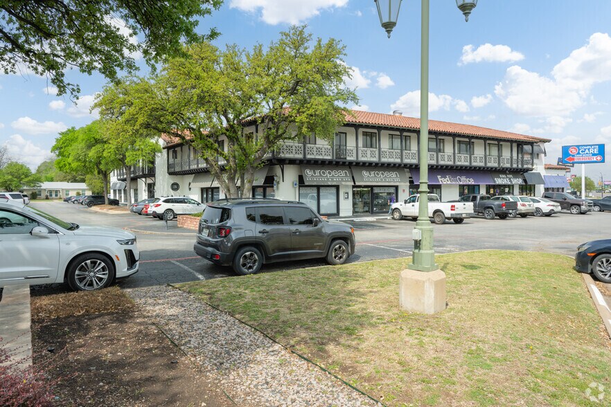 More Photos Of 6040 Camp Bowie Blvd, Fort Worth Freestanding For Lease