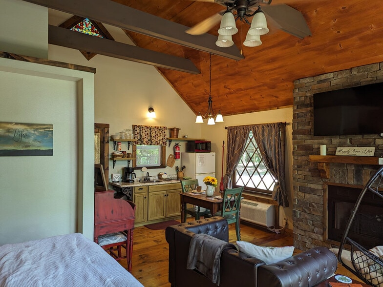 More Photos Of 70 Dogwood Rdg, Eureka Springs Hotel For Sale