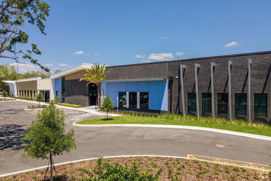 Primary Photo Of 1675 W Broadway St, Oviedo Medical For Lease