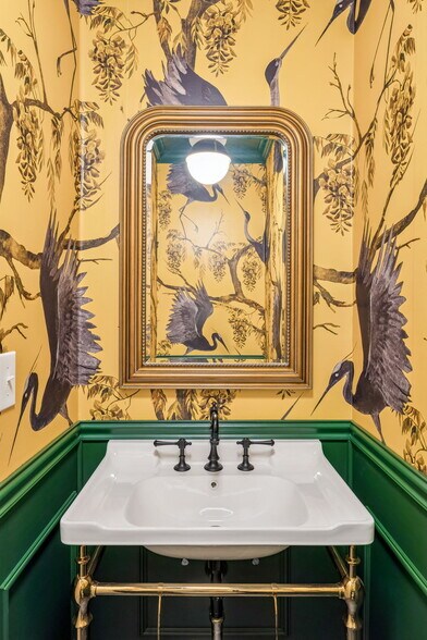 More Photos Of 606 High St, Comfort Storefront For Sale