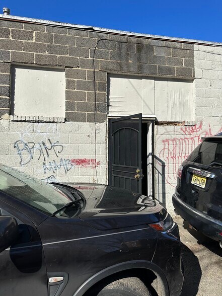 More Photos Of 1192 Yorkship Sq, Camden Storefront Retail Residential For Lease