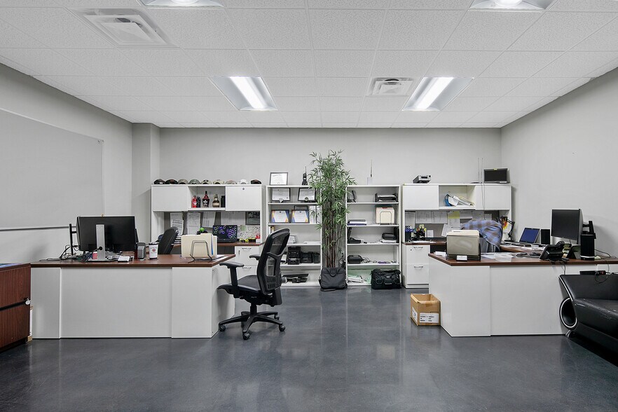 More Photos Of 2847 Bridgewood Dr, Fayetteville Office For Sale