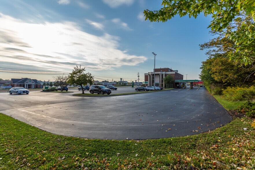 More Photos Of 6850 Main St, Williamsville Light Distribution For Lease